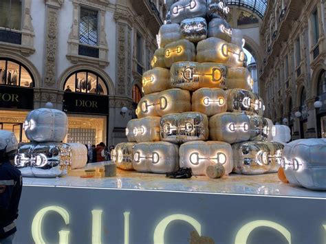 imbrattato l albero di gucci|Ultima Generazione, blitz in Galleria a Milano: imbrattato l’albero .